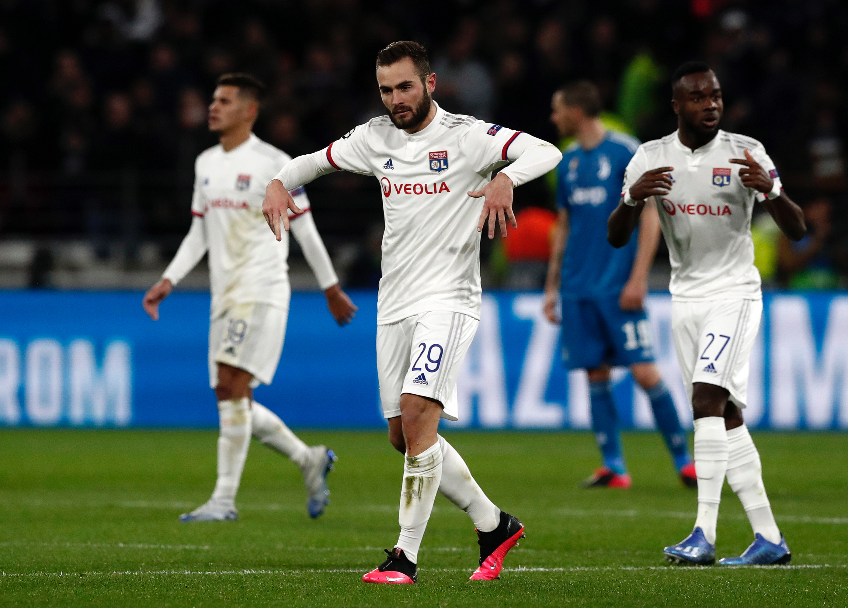 纵情足球运动热度迅猛，比赛场面惊险刺激的简单介绍